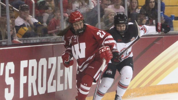 Wisconsin's Kirsten Simms (27) looks for a teammate during the NCAA Division I women's hockey final on Sunday March 19, 2023 at AMSOIL Arena in Duluth, Minn. Uwice Ohio State 10 March 19 2023